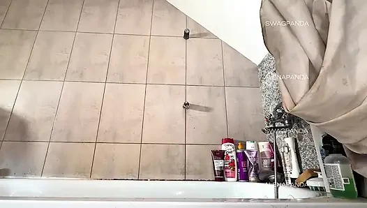 Perhatikan bagaimana saya menyentuh diri saya dengan jari-jari saya di kamar mandi - Voyeur