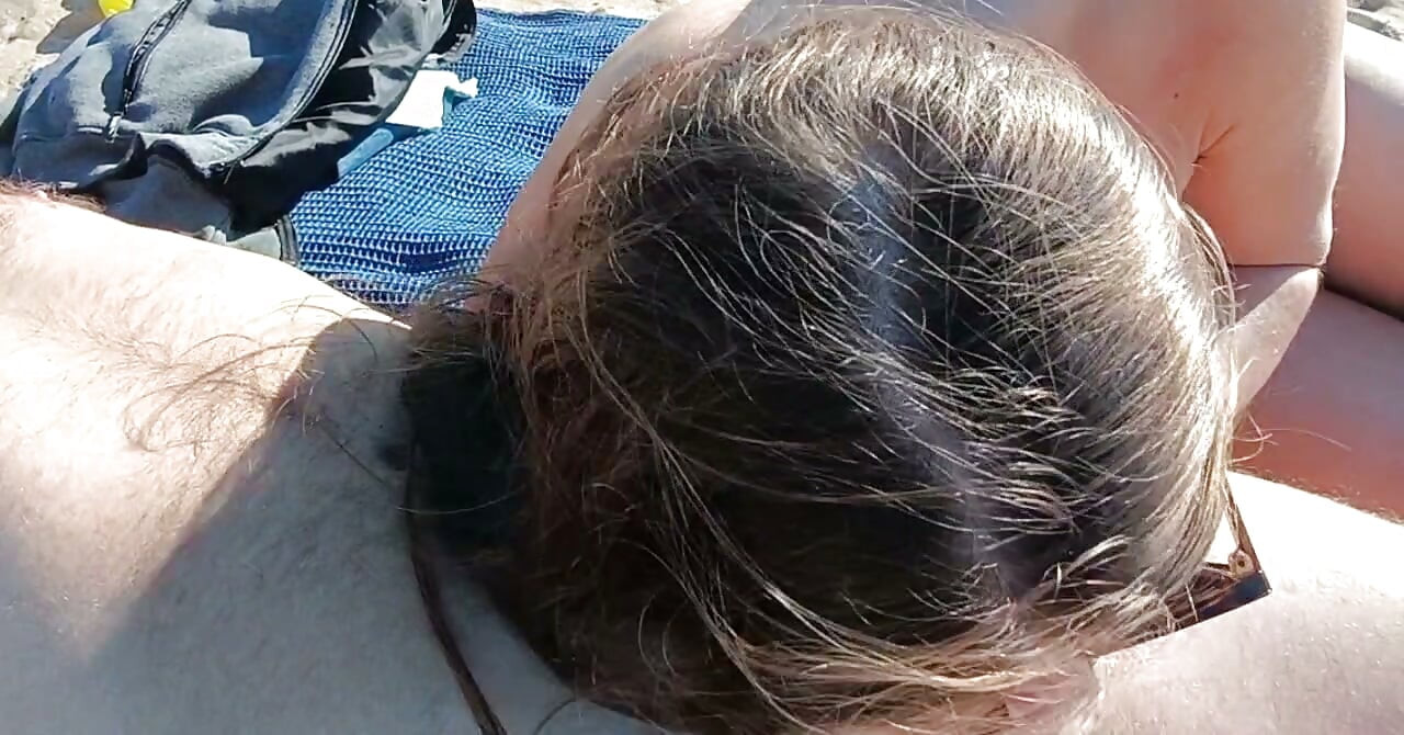 Stepdaughter publicly gives her stepfather a blowjob on the beach.