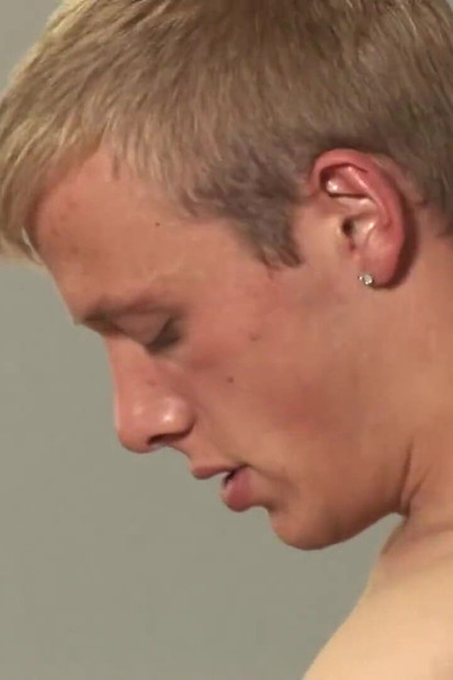 四个饥渴的家伙吹他们的鸡巴并操他们的屁股无鞍风格