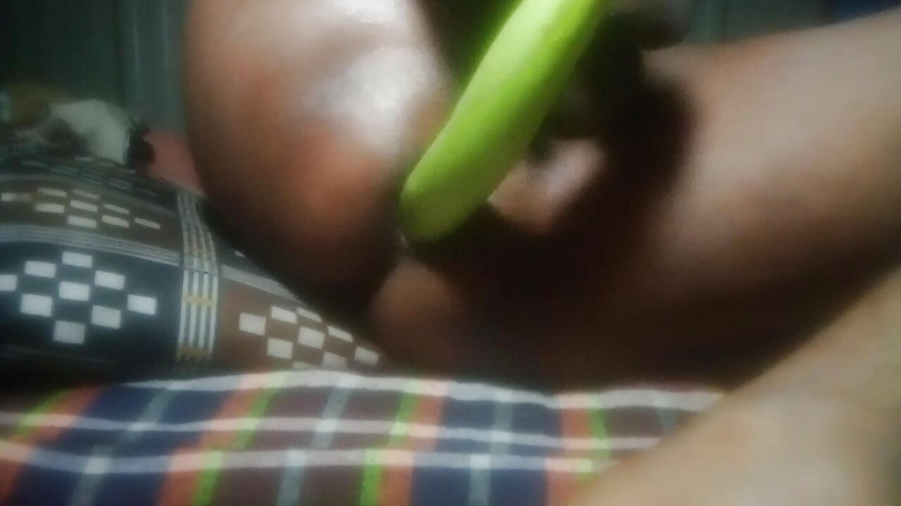 Талант хлопець кладе великого баклажана в гар вночі Талант хлопець кладе велику бригаду в гар вночі