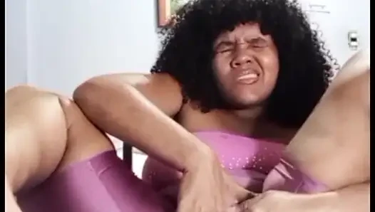 Pantat montok gemetar dan memek berbulu muncrat