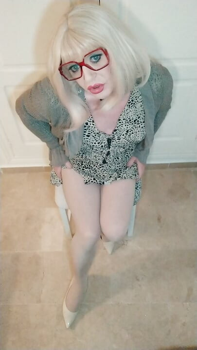 Crossdresser membuka baju