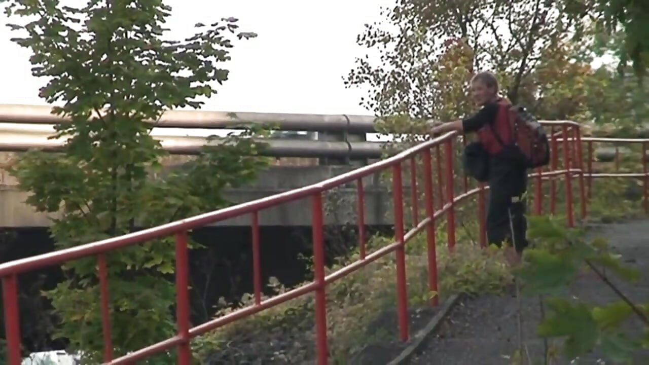 Awek muda dikongkek di luar oleh seorang lelaki tua