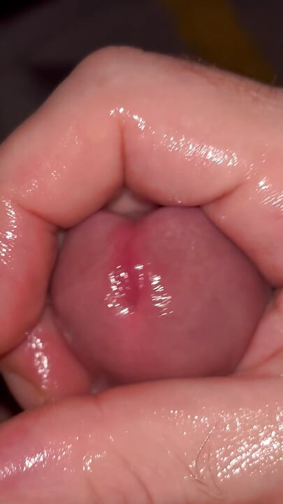 I take advantage of my wife's absence to touch myself while thinking of her beautiful juicy