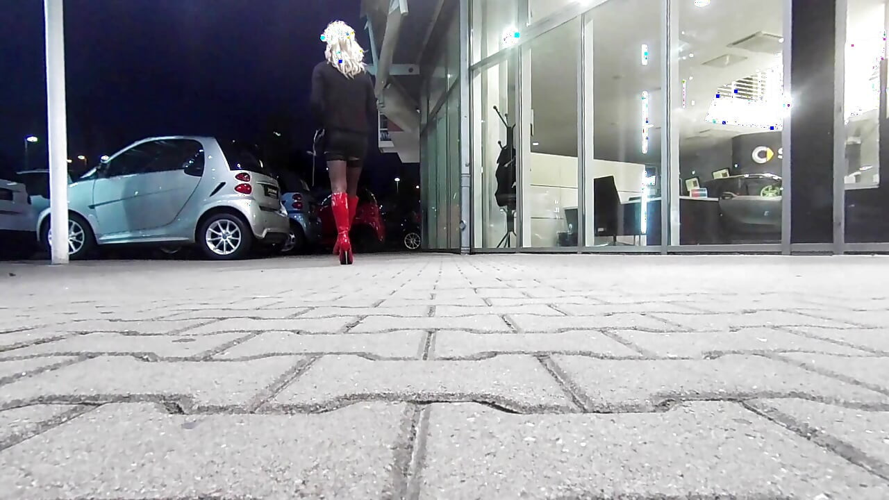 W szpilkach, pończochach i spódniczce mini w sex shopie, a następnie z powrotem do hotelu w stroju