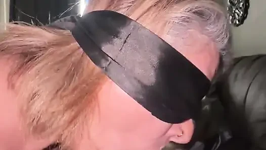 Cewek sange ini lagi asik nyepong kontolku sebelum aku nyepong kontolku
