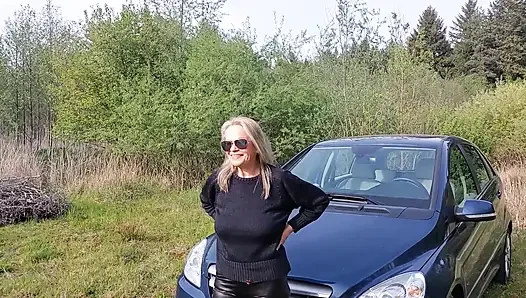 Бабушка играет с грудью!