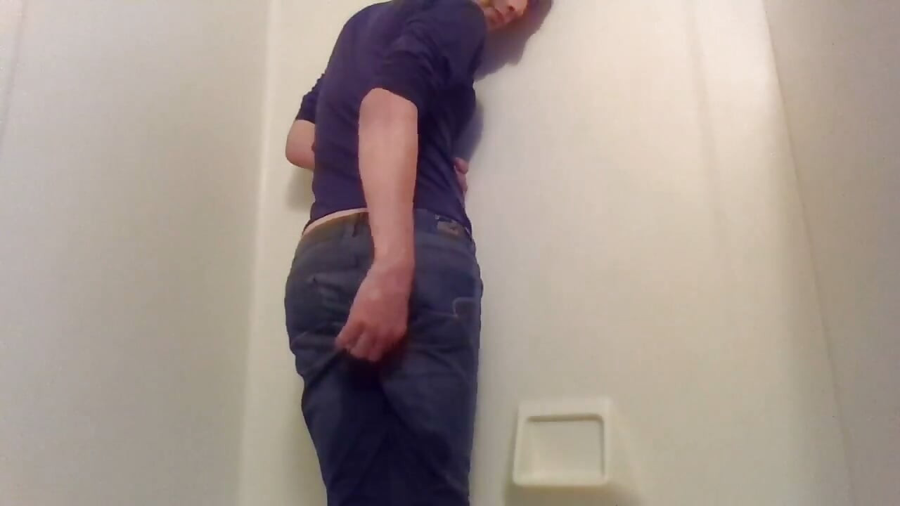 Une jolie transgirl pisse intentionnellement avec son jean pour la première fois ; Entièrement habillée