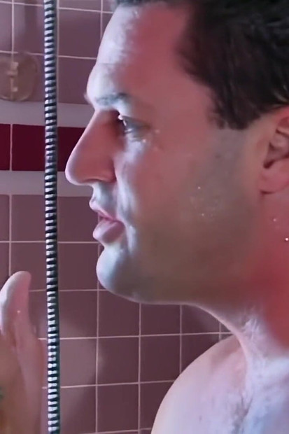 Žhavá mladá dívka tvrdě šukala ve sprše