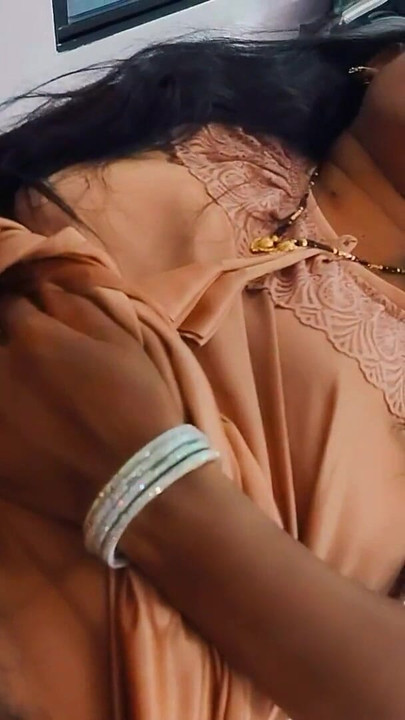 Nezaboravan trenutak iz "Indijske sise sisaju i bhabhi pokazuje prekrasnu pičku - nepoznata djevojka na turističkom mjestu pokazuje, nego ona i ja uživamo u kućnom jebanju."