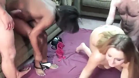 Pria tua kulit putih ngentot memek sempit pria kulit hitam di lantai
