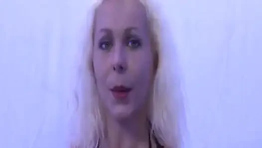 Sert! Dövmeli orospu yüzüne tüm boşalma yükünü alıyor! Azgın toplu seks!