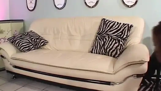 Сексуальная черная пара лижет киску, трахает киску, сосет большой черный хуй... сперма в рот