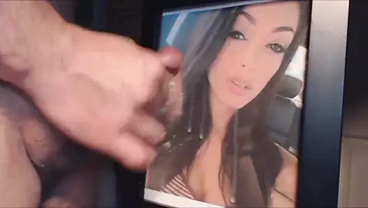Ashley bebeğe saygı duruşu!