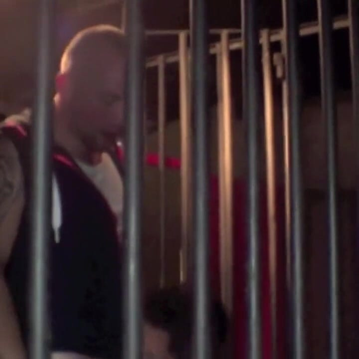 Baisée par une bombasse en fronde dans l'arrière-salle