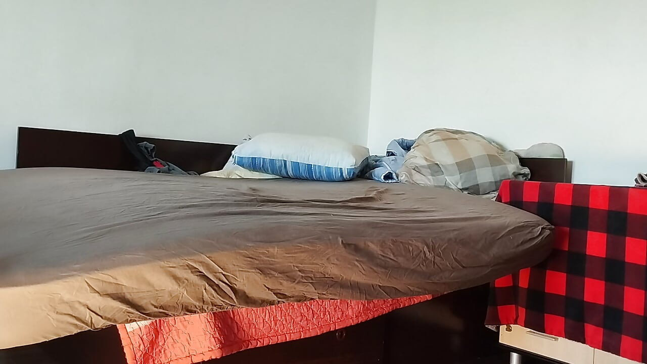 امرأة سمراء مثيرة تجرب جوارب طويلة