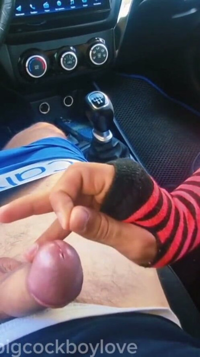 טווינק חסר ניסיון מסתובב ברחוב ומקבל זיונים מזיינים גדולים עם מזרקות של זרע | קליפ 1