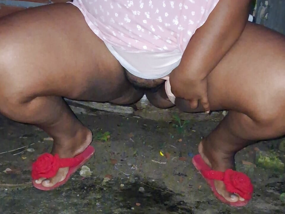 BBW STEPMOM PISSED IN PUBLIC SHOWING HER HUGE PUSSY TO EVERYONE