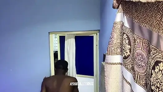 Kapıcı ev kızının duşunu izlerken yakalandı sonra sikiliyor ve sıkı dölünü döllüyor
