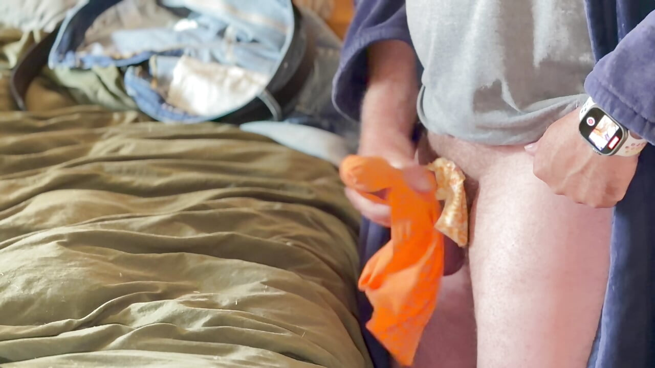 אחיינית חורגת השאירה את התחתונים שלה אצלי בכיף לגמור