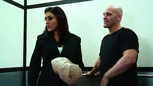 Azgın orta yaşlı seksi kadın derrick pierce'dan sert sikiliyor