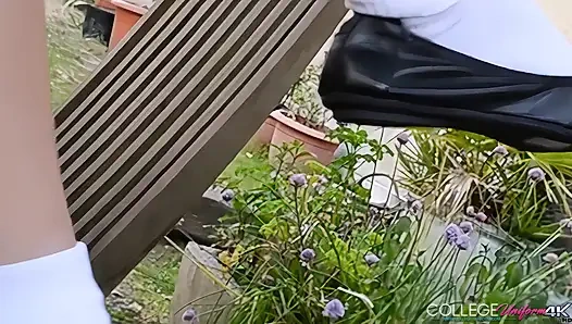 Sigara içen ateşli kız Lily S