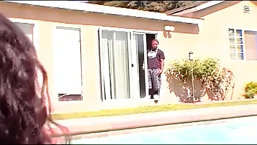 Молодая черная киска скачет на большом черном члене как настоящая наездница