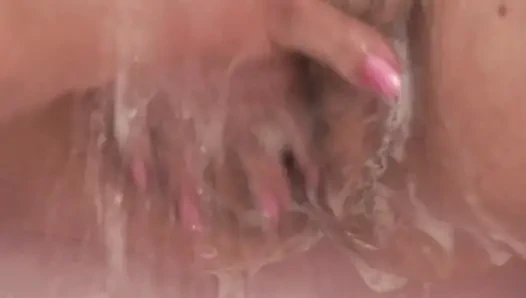 İki iri güzel lezbiyen banyoda oynuyor