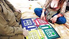 Sora vitregă indiană își pierde curul mare în jocul Ludo și este futută de fratele vitreg cu sunet hindi clar