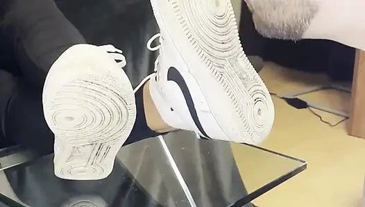 Schmutzige weiße sneaker-anbetung - valeria night (frontansicht)