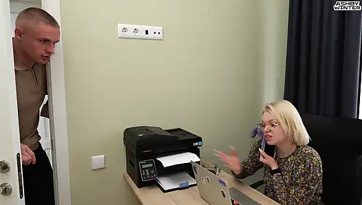 Erkek arkadaşım neredeyse salyalarımı duyacaktı! Arkadaşım telefonda takılarken onunla sert bir şekilde uğraştım