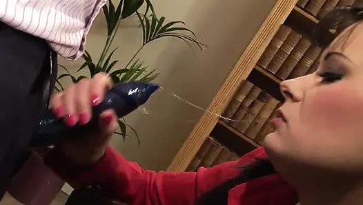 Cewek rambut cokelat toket besar dengan seragam kampus lagi asik ngentot di kelas