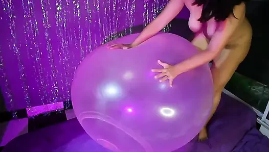 Çıplak ve aşırı şişirilmiş wubble topuna biniyor - 3. raunt - tavşan looner