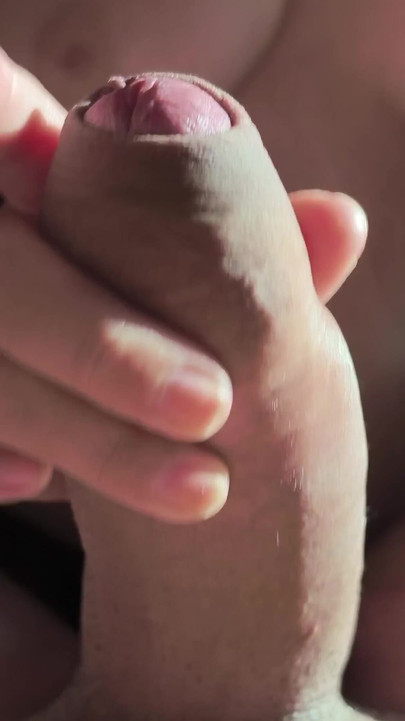 Zapanjujući trenutak iz "Polusestra drka na moj ogromni kurac uz mlaz sperme, a ja gledam njezine savršene sise"