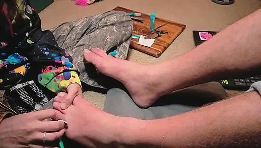 Melody Gibt Ihrem Meister Eine Pediküre