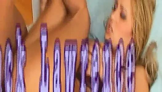 Ateşli esmer hatun yalanıyor ve orgazm olmak için parmaklanıyor