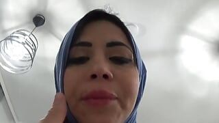 Scopando una mamma araba culona arrapata e sexy