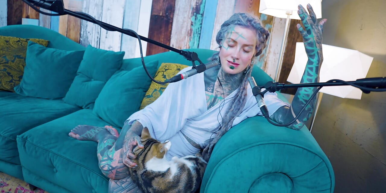 Jag pratar om E - Empati - ASMR podcast SFW pratar goth mager tjej dreadlocks tatuering modell inked girl