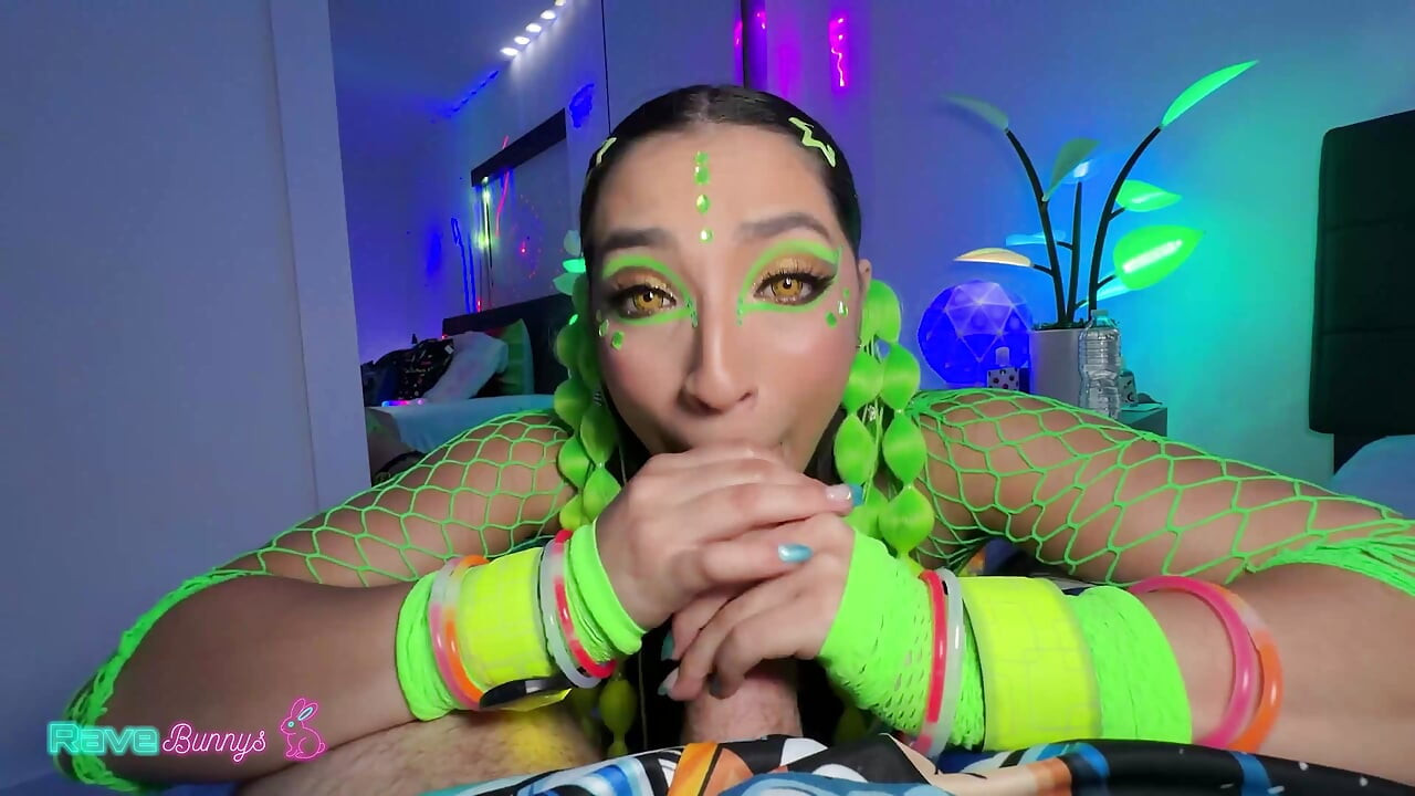 Шлюшка с пирсинговными глазами, Madison Wilde принимает ди-джея на скачку!