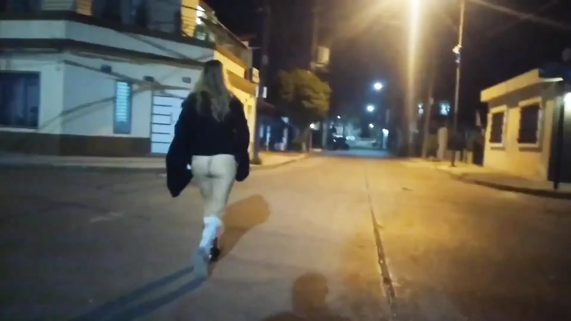 Mostrando el coño en una falda corta sin bragas y recibiendo sexo delante de los curiosos