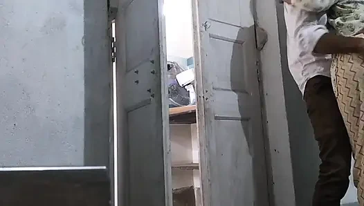 Gadis India dan pacarnya mulai membuat tanda diam-diam di kelas