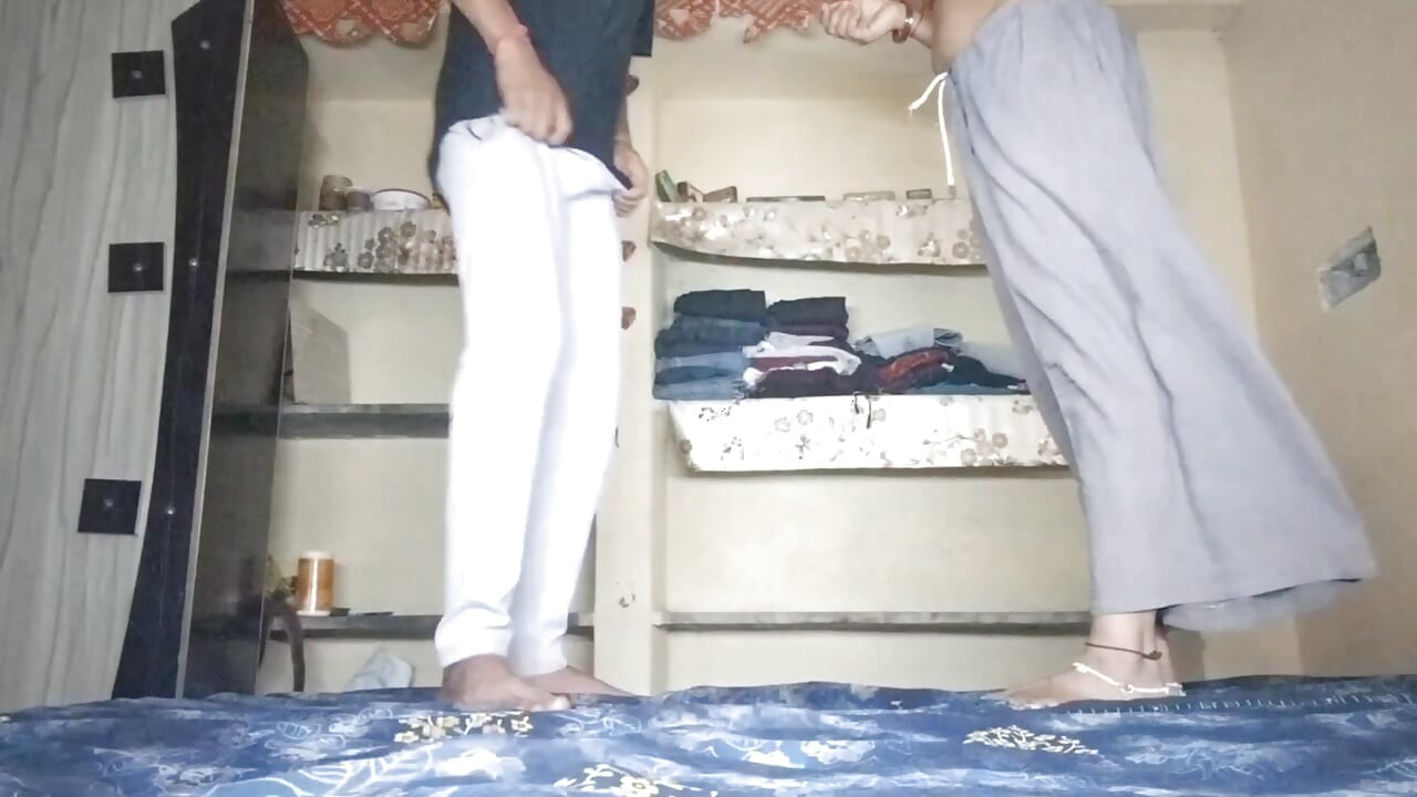 भारतीय भाभी और देवर रात में मस्ती करते हैं