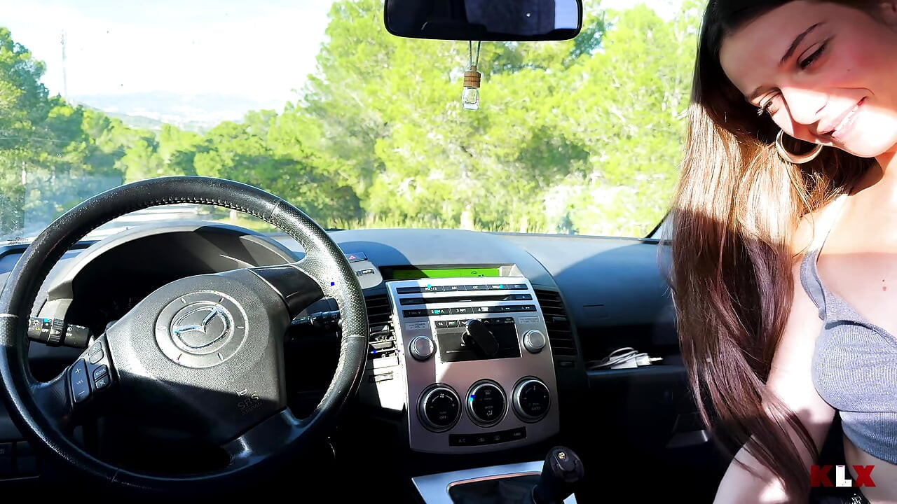 Blowjob awam terganggu... Berakhir di dalam kereta dengan telanan air mani besar - KLX