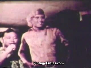 バンコクのアジア人まんこをファックする巨大なチンポ（1960年代のヴィンテージ）