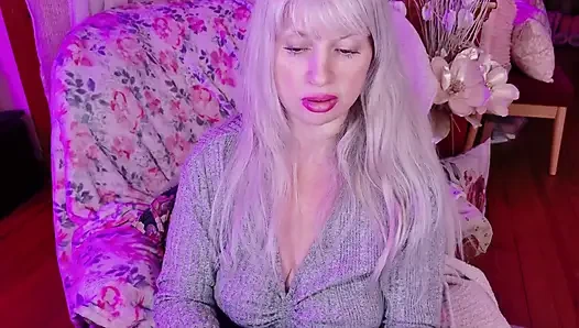 Cewek ini lagi buka celana dalam satinnya!