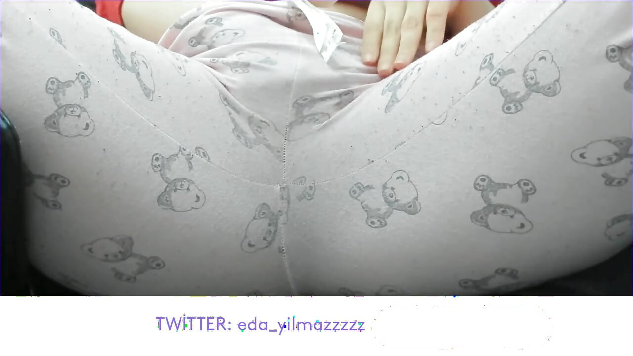 MASTURBACE V PYŽAMU- MAZLENÍ KUNDIČKY V PYŽAMU- TURECKÉ PORNO