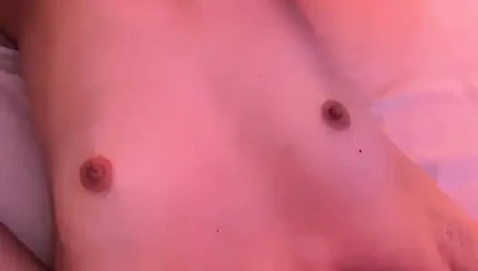 Kakak tiri saya mengisap vagina saya yang ketat dan mengisi saya dengan susu