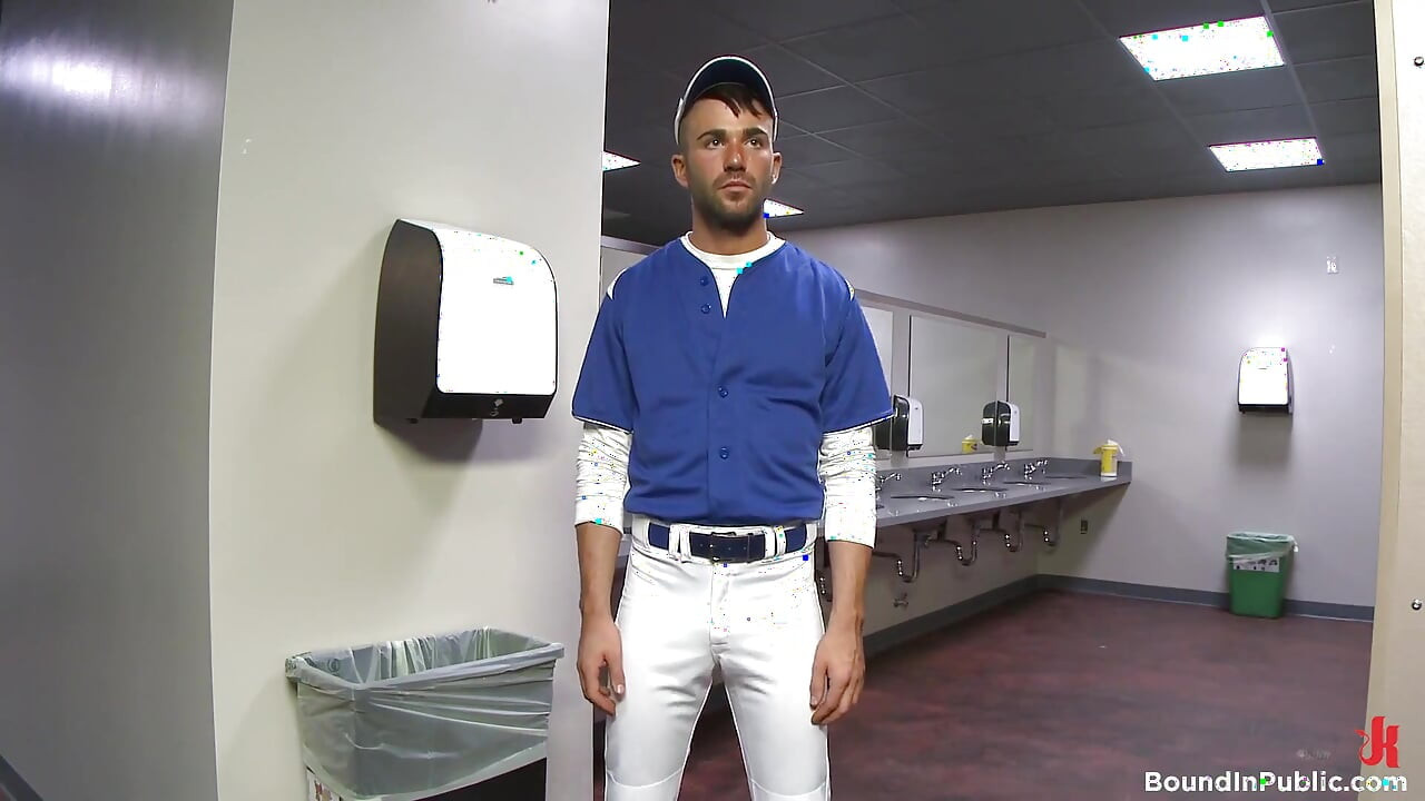 Werper wordt Catcher! Gebonden dekhengst neemt een honkbalknuppel in zijn kont!