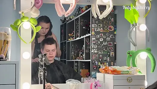 Üvey anne kuaför mastürbasyon yapmama ve onu sikmeme izin veriyor