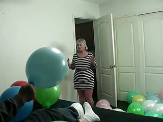 Média e safada meia-avó fuma e fode enteado enquanto rebenta balões